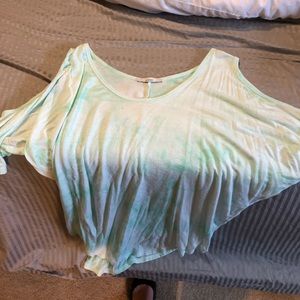 Cold shoulder acemi tee